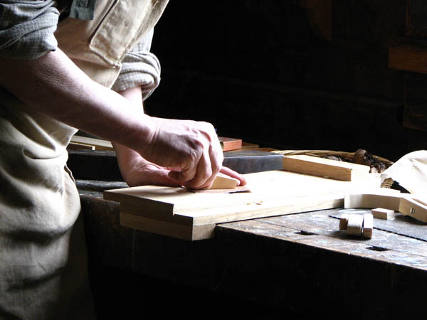 Nuestro equipo de profesionales cuenta  con muchos años de contrastada <strong>experiencia</strong> en el sector de la <strong>carpintería de madera en Besalú</strong>.